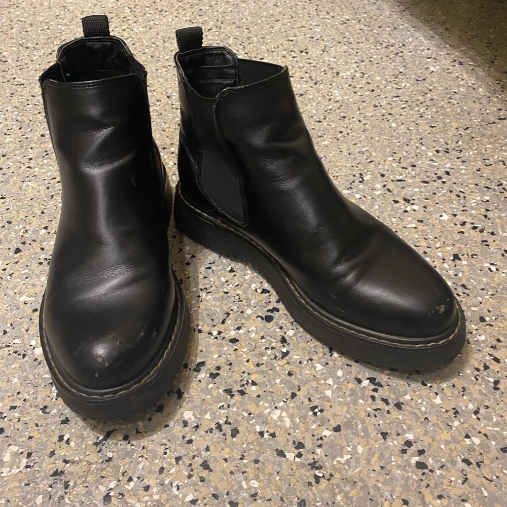 3 yet wah ready! Dees Boots are made for walkin'